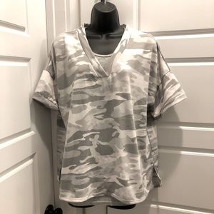 🔥 EUC White Birch gray camo V-neck top! Size XL